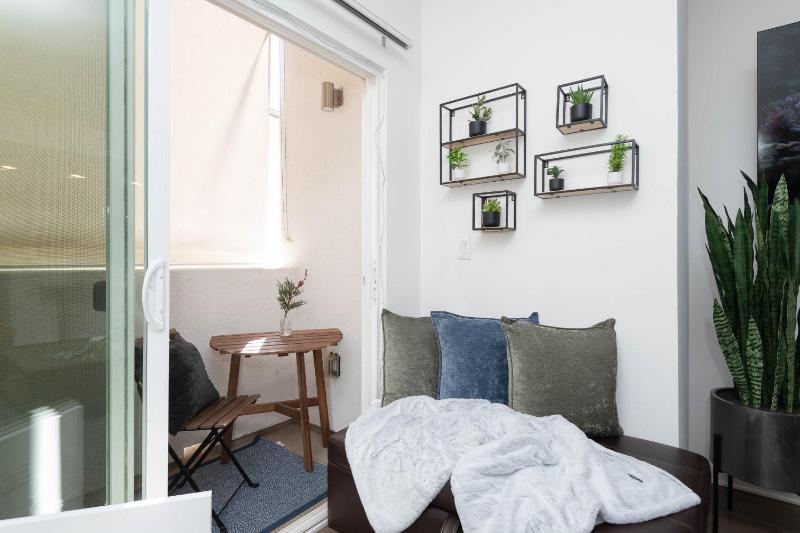 Hollywood Apartment Near Walk of Fame - image 8