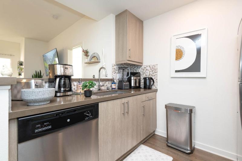Hollywood Apartment Near Walk of Fame - image 4