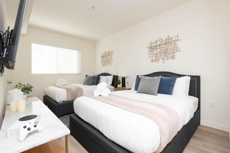 Hollywood Apartment Near Walk of Fame - image 11