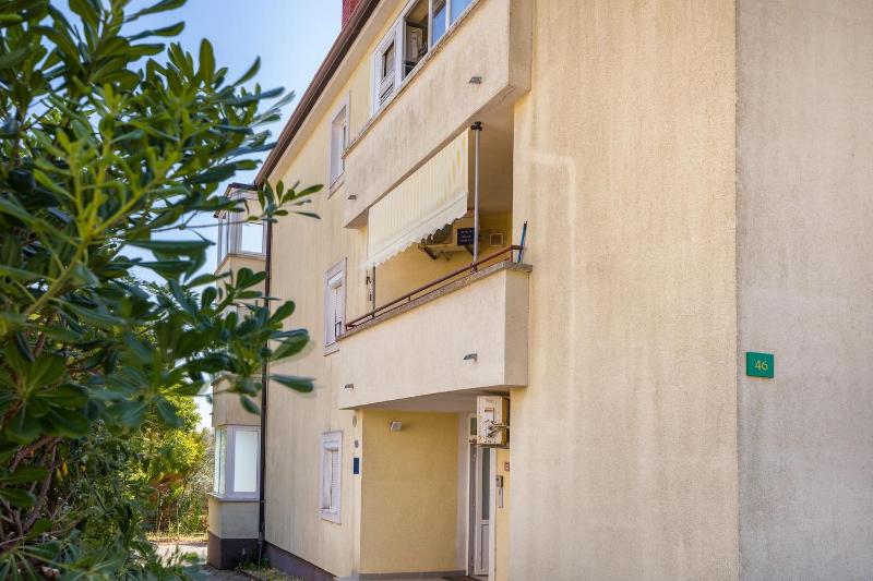 One Bedroom Apartment with Balcony image 3