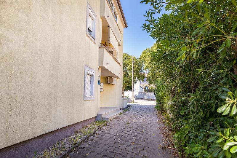 One Bedroom Apartment with Balcony image 2