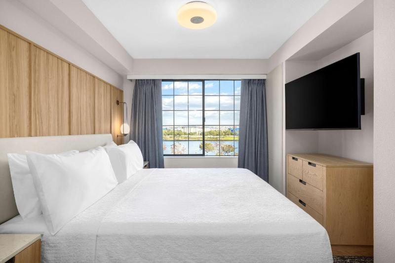 One-Bedroom King Suite with Bay View image 1