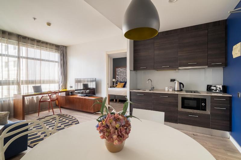 Deluxe One-Bedroom Apartment image 3