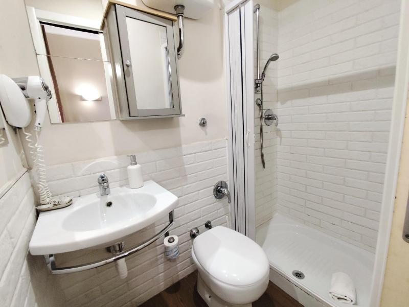 Double Room image 2