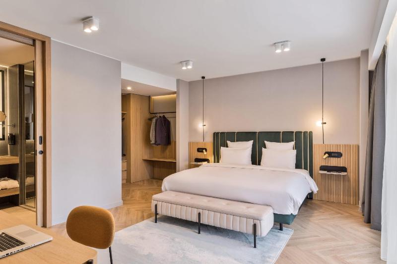 Junior Suite with One King Bed and Sofa image 4