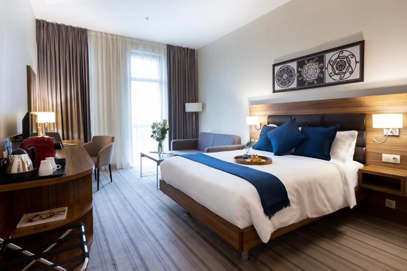 Deluxe Queen Room with Complimentary Water, Free WiFi, Free Tea and Coffee Equipment image 1