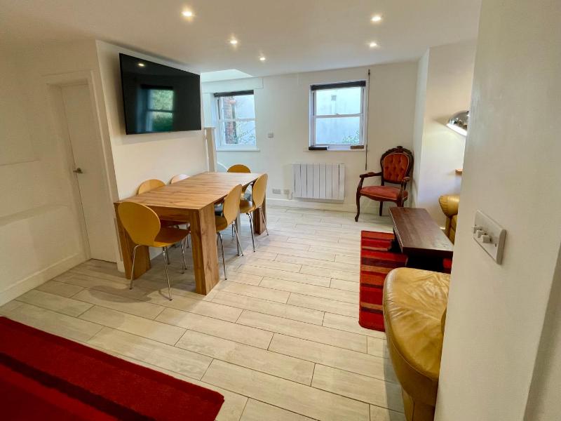 Vernon Place town centre Vernon Cottage 3-bed with parking 1A Vernon Court 2-bed with parking 1B studio no parking off the High Street next to Sandford Park - image 12