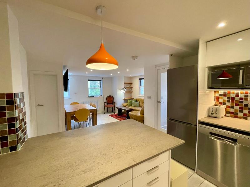 Vernon Place town centre Vernon Cottage 3-bed with parking 1A Vernon Court 2-bed with parking 1B studio no parking off the High Street next to Sandford Park - image 7