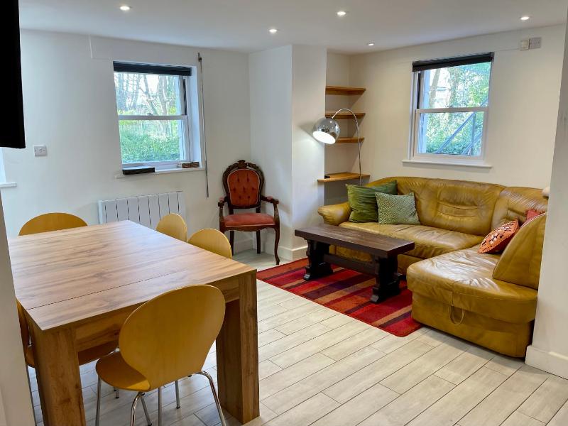 Vernon Place town centre Vernon Cottage 3-bed with parking 1A Vernon Court 2-bed with parking 1B studio no parking off the High Street next to Sandford Park - image 35