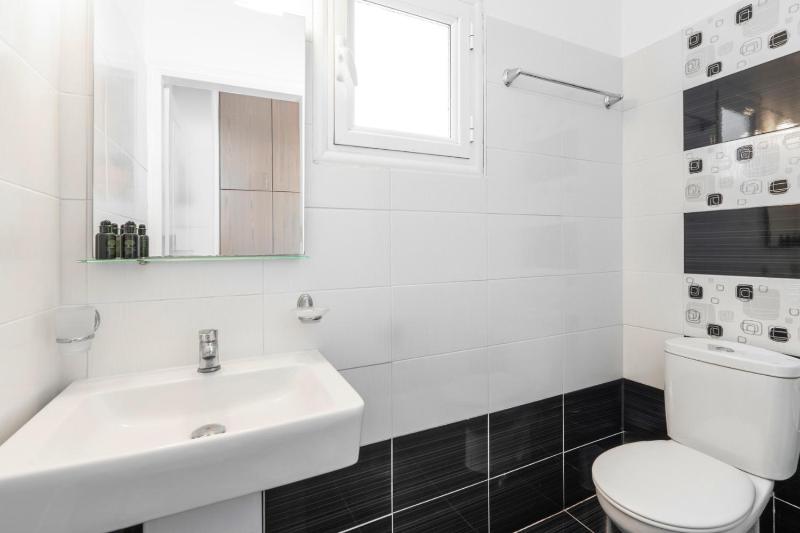 Double Room with Balcony image 4