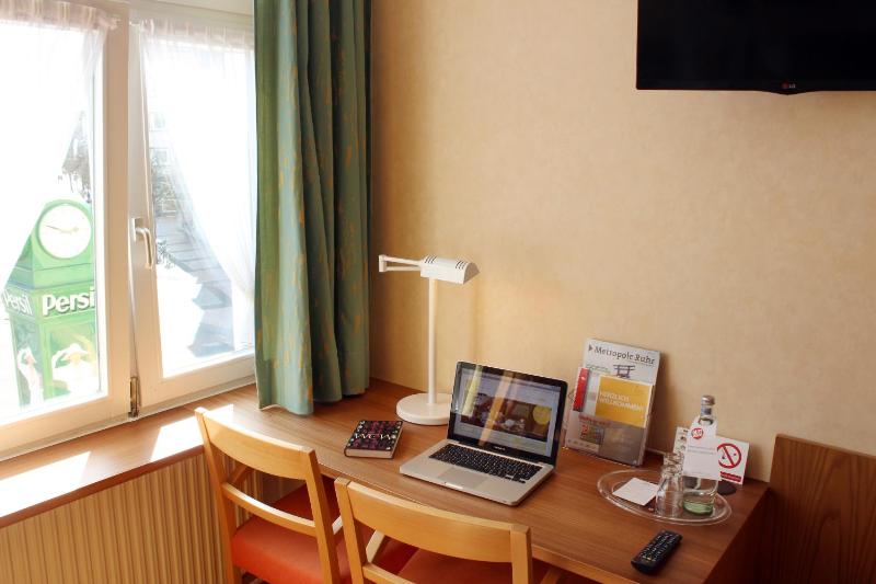 Small Double Room image 4