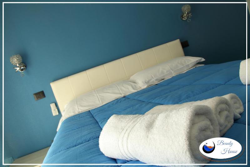 Deluxe Double Room with Balcony image 4