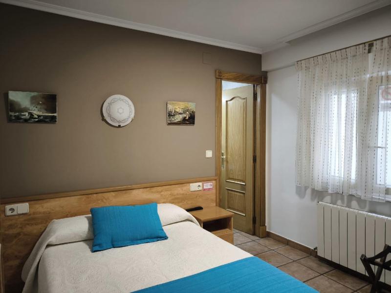 Single Room with Bathroom image 4