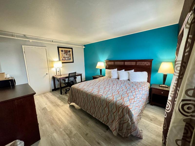 Deluxe King Room image 4