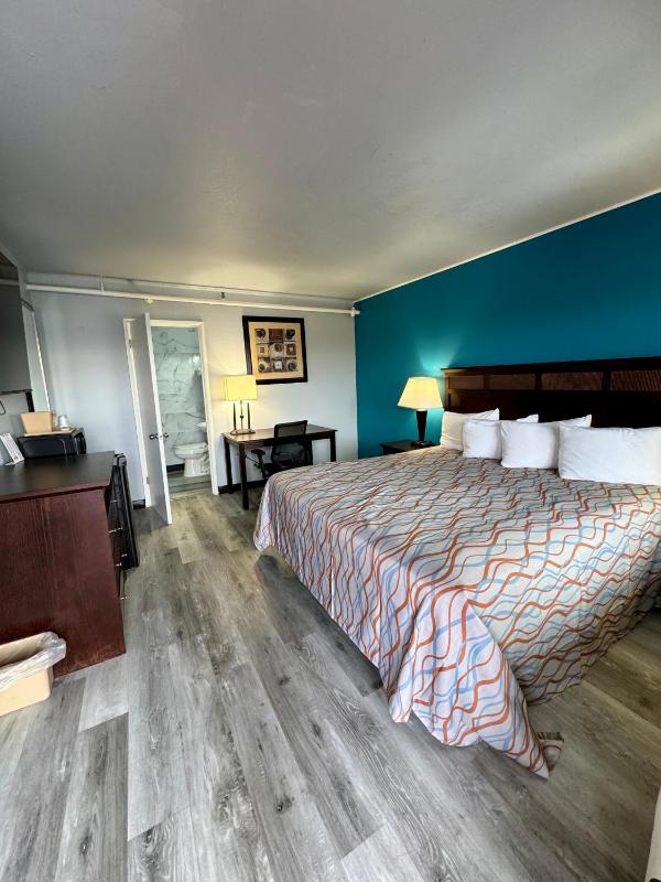 Deluxe King Room image 2