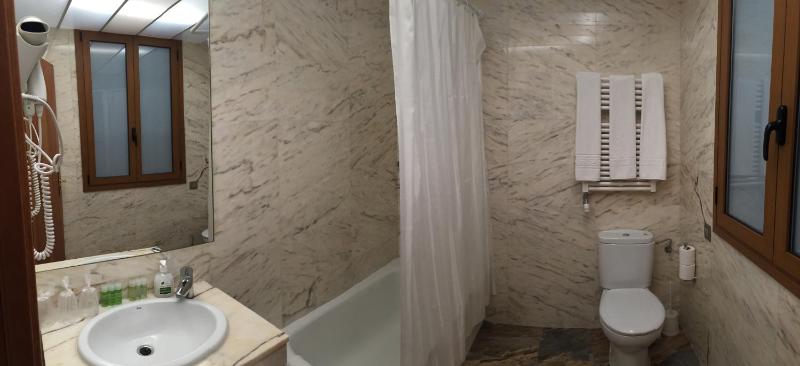 Twin Room with Extra Bed image 2