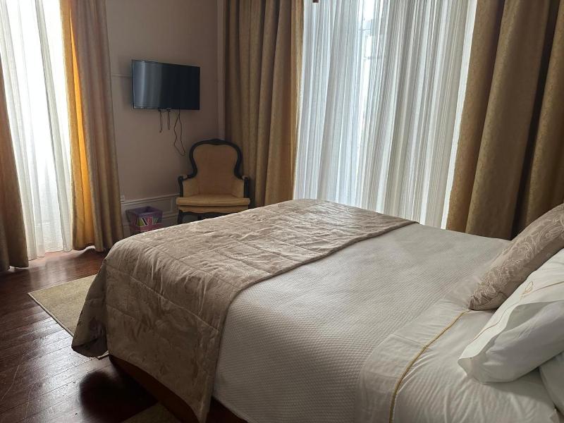 Queen Room with Spa Bath image 4