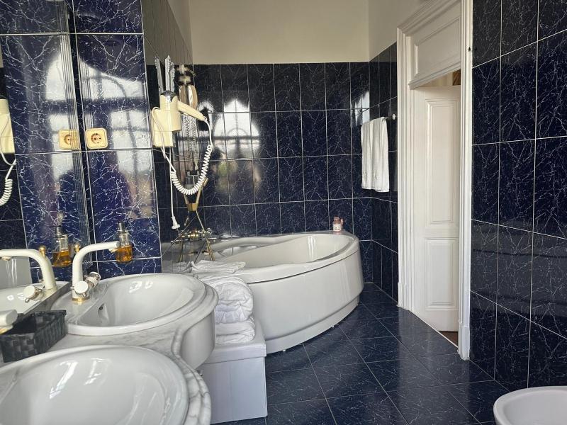 Queen Room with Spa Bath image 2