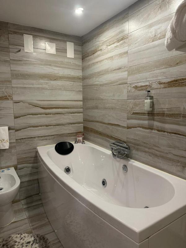 Double Room with Spa Bath image 2