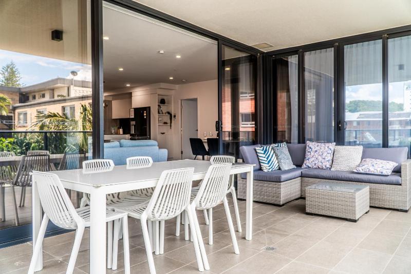 Beach front luxury with two carparks pool gym - image 9