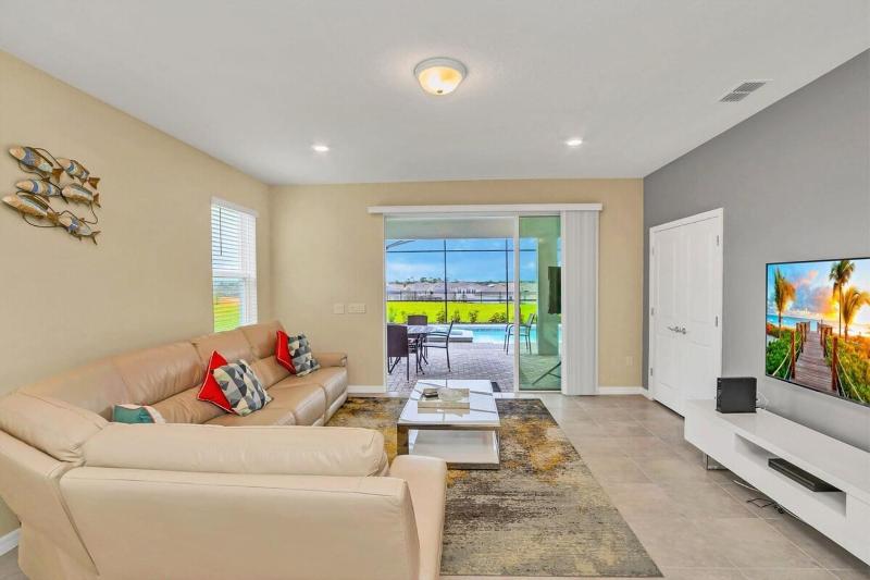 1681KL Weekly Stay 6Br Fireworks View - image 4