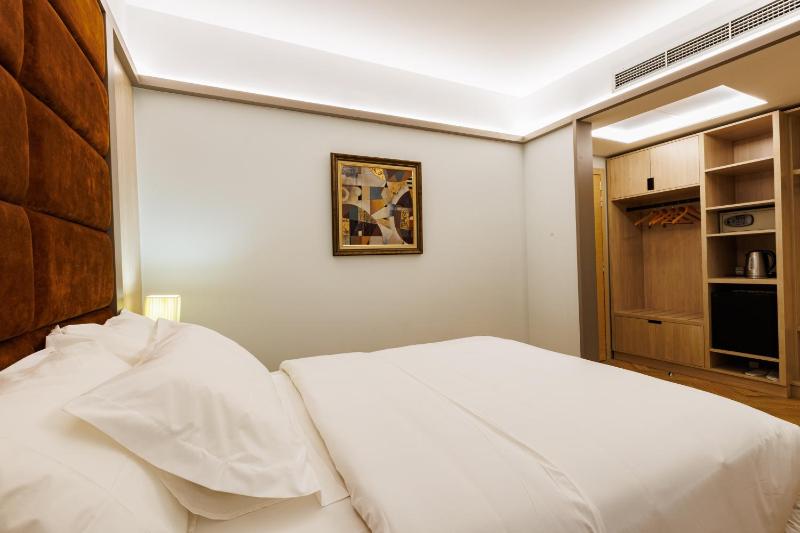 Deluxe Double Room with Extra Bed image 1