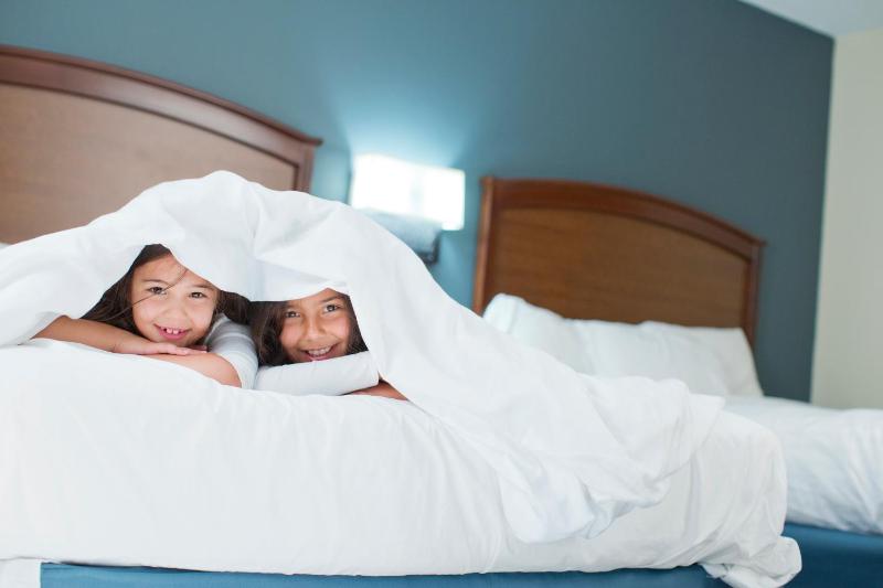 Queen Room with Two Queen Beds - Non-Smoking image 4