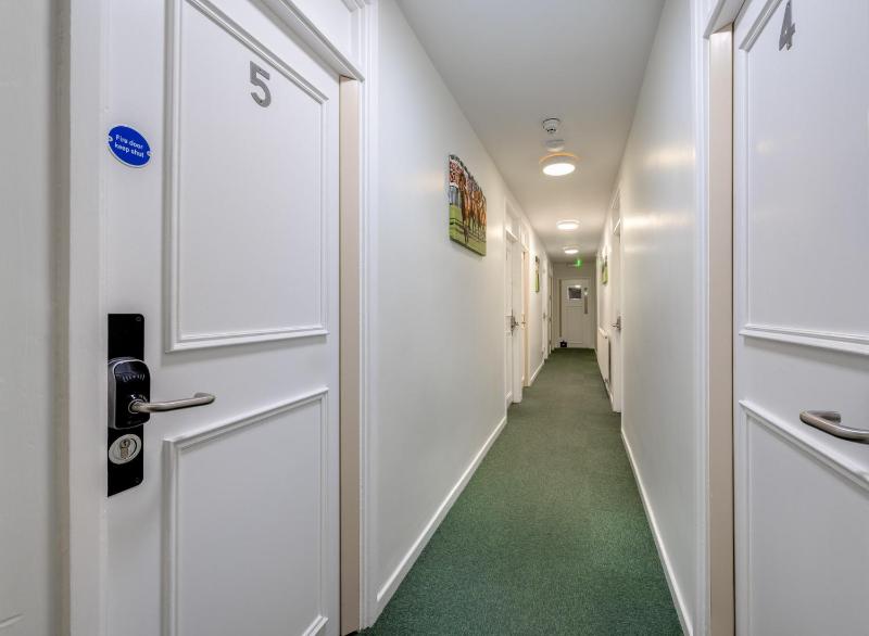 Budget Single Room with Shared Bathroom image 2