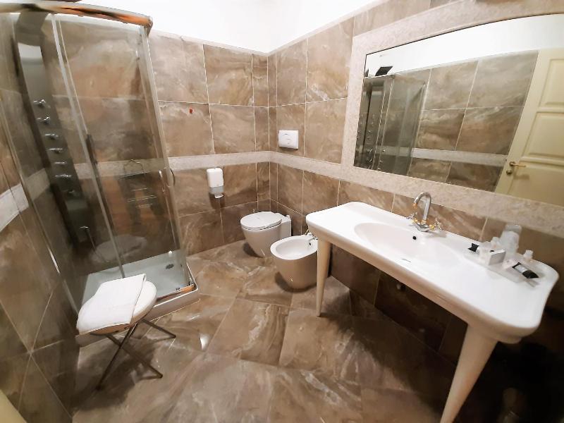 Deluxe Double or Twin Room image 3