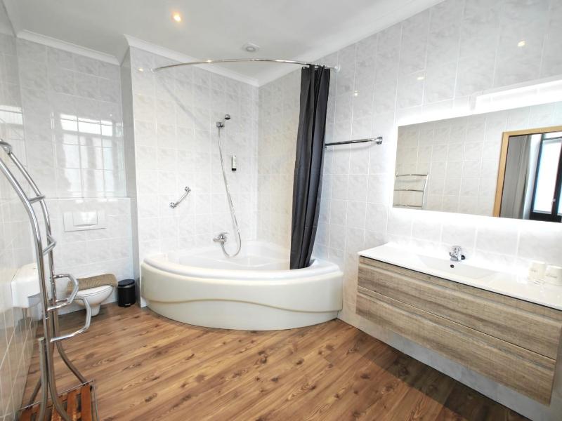 Superior Double Room with Bath image 3
