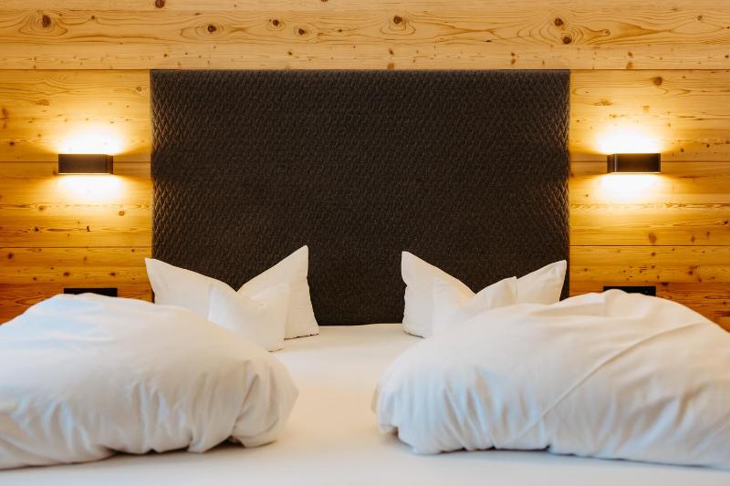 Superior Double Room with Balcony image 4