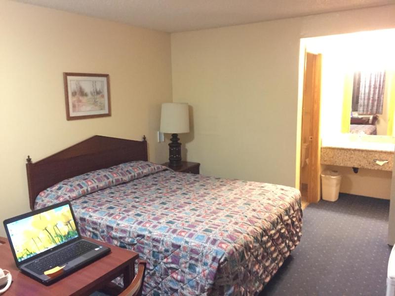Queen Room - Non-Smoking image 2