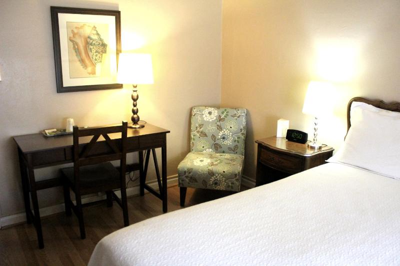 Standard Queen Room image 4