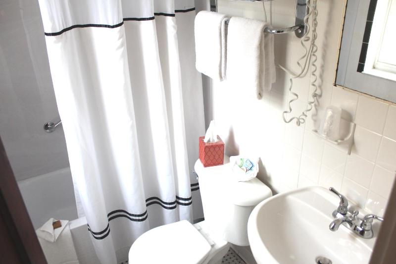 Standard Queen Room image 3