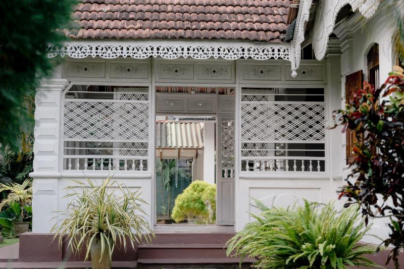 Colonial Bungalow - image 29