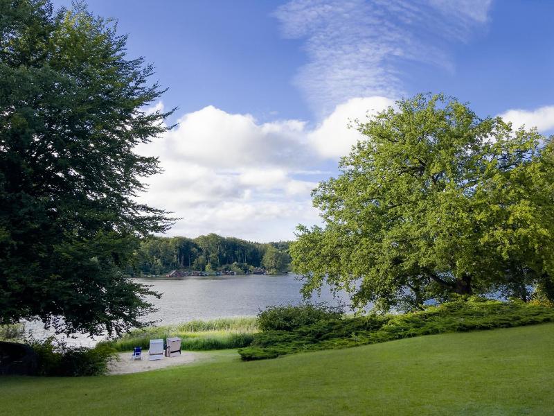 Double Room with Lake View image 3
