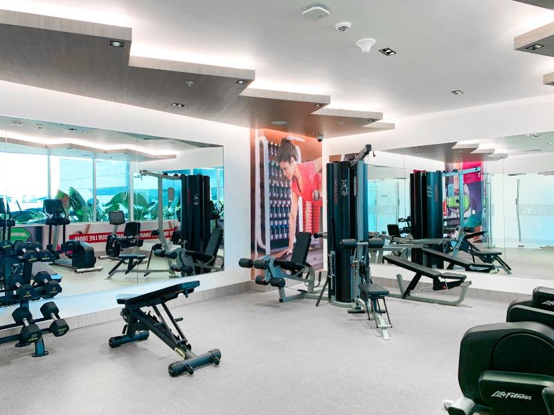 Suite de Lujo con Vista Panorámica Piscina y Gym - image 5