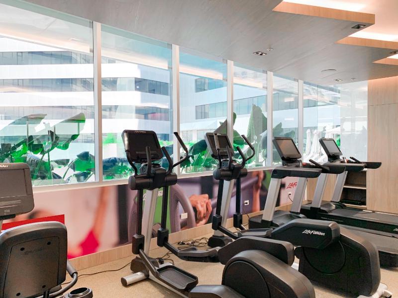 Suite de Lujo con Vista Panorámica Piscina y Gym - image 8