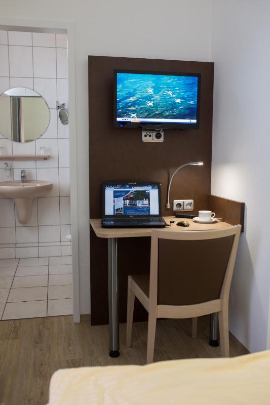 Standard Double Room image 3