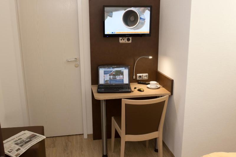 Standard Double Room image 4