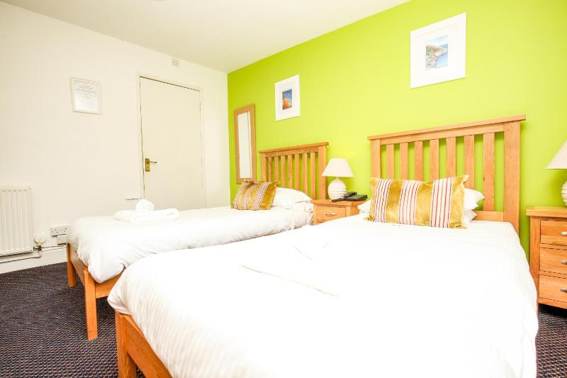Twin Room with Private Bathroom image 1