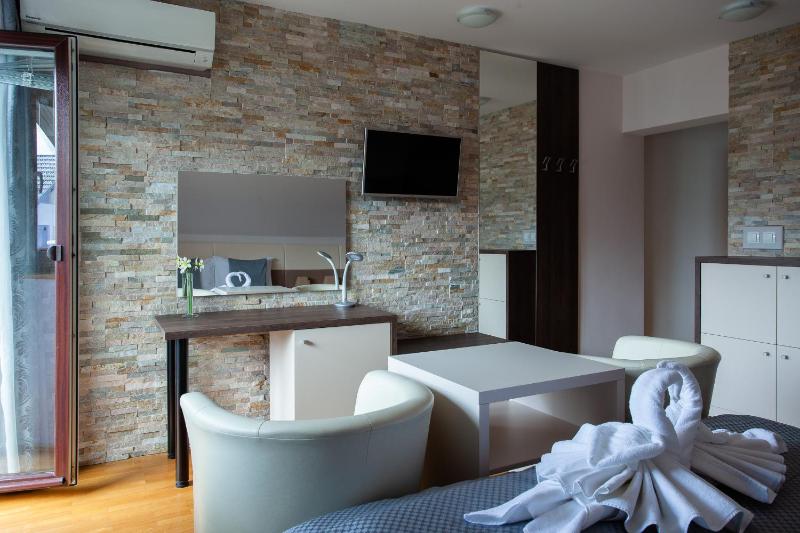 Basic Triple Room image 4