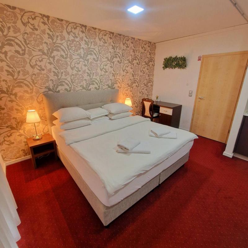 Double Room image 3