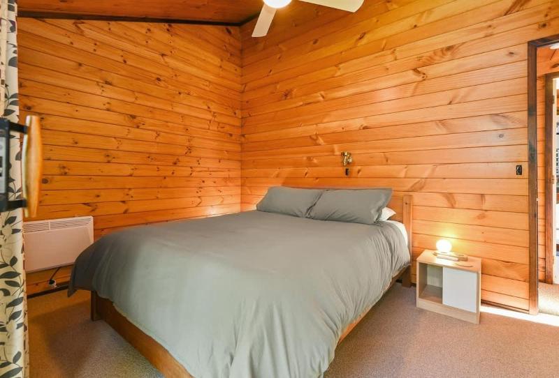 Cooper's Lakeside Cabin - image 2