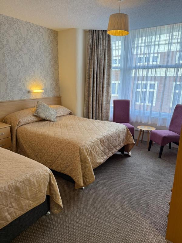 Adelaide House Hotel - Opposite Winter Gardens Town Centre - image 16