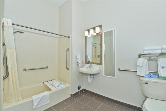 King Room - Accessible/Non-Smoking image 4