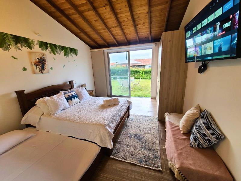 Casa Campestre en zona exclusiva con Jacuzzi a 10 min del aeropuerto 20 min parque del café WiFi parqueadero privado vigilancia 24 hrs y amplias zonas sociales - image 3