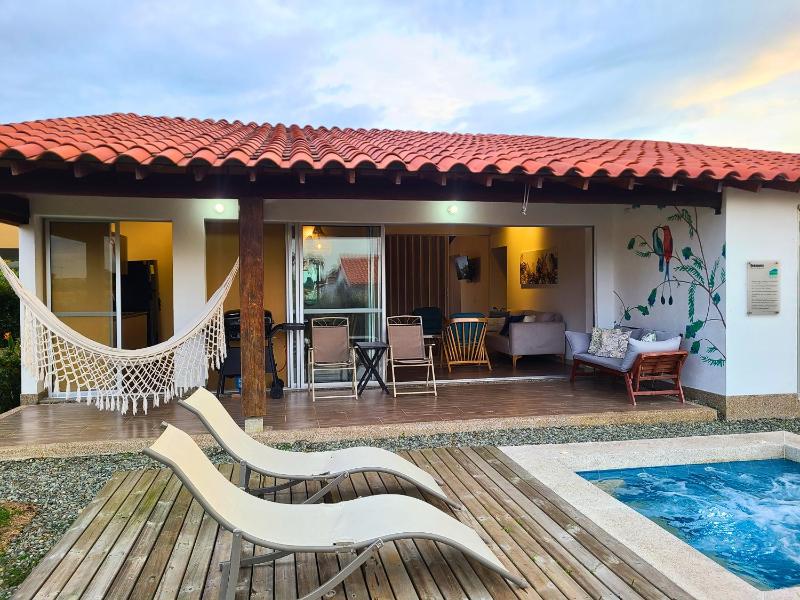 Casa Campestre en zona exclusiva con Jacuzzi a 10 min del aeropuerto 20 min parque del café WiFi parqueadero privado vigilancia 24 hrs y amplias zonas sociales - image 23