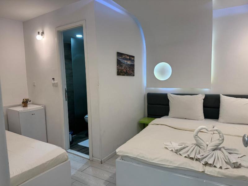 Deluxe Triple Room image 1