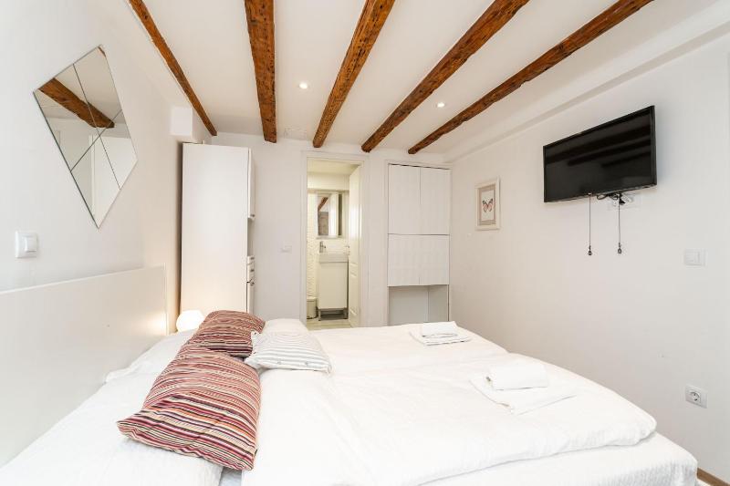 Double Room image 3